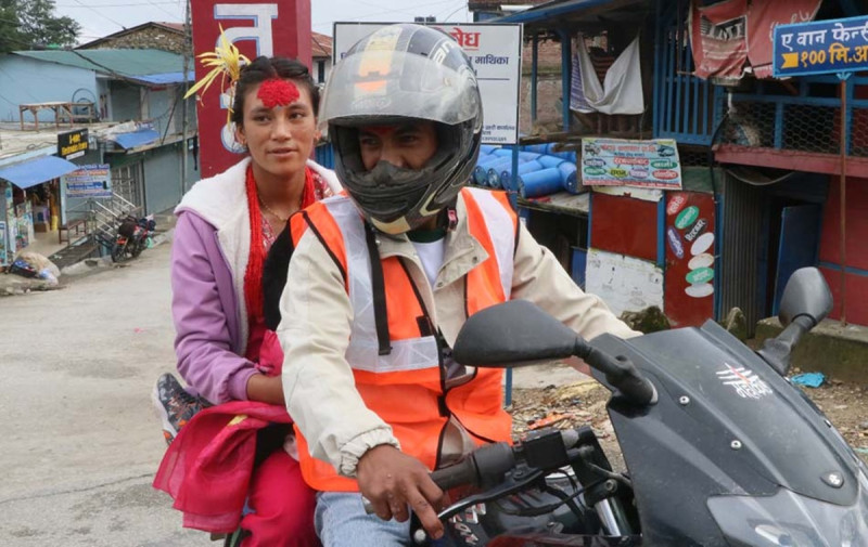 दसैं–तिहार चेलीलाई उपहारः ४३६ जनालाई निःशुल्क यातायात सेवा